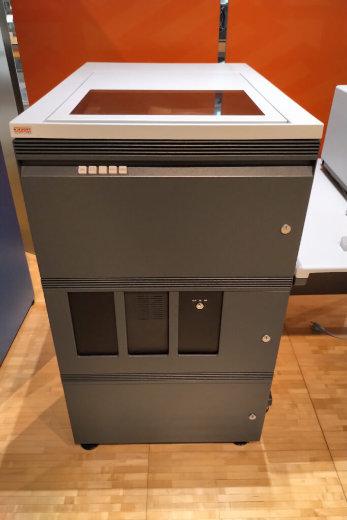 Eine Siemens Nixdorf Quattro Pro 88xx (8850 oder 8860 oder 8870?), vergleichbar mit und Wettbewerb zu der AS400 von IBM.